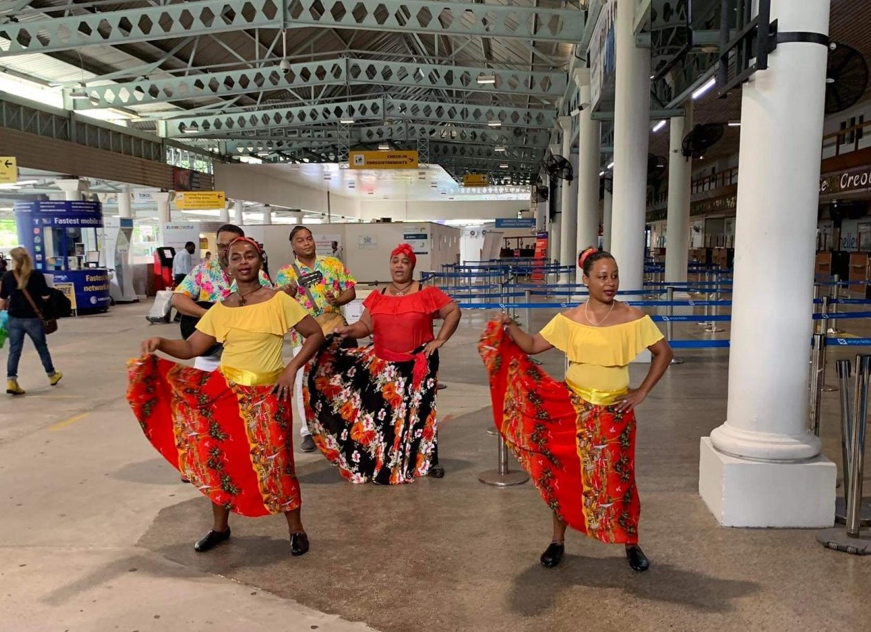 Сейшелски музиканти и танцьори на летището в Махе