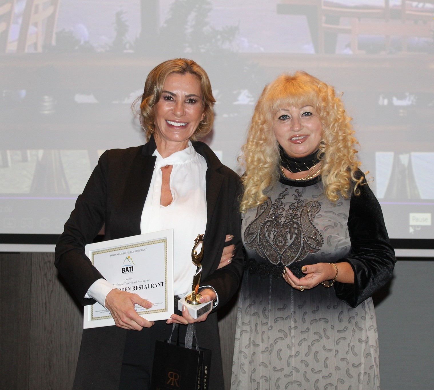 НАГРАДА СЛАВИЯ РЕСТОРАНТ.jpg