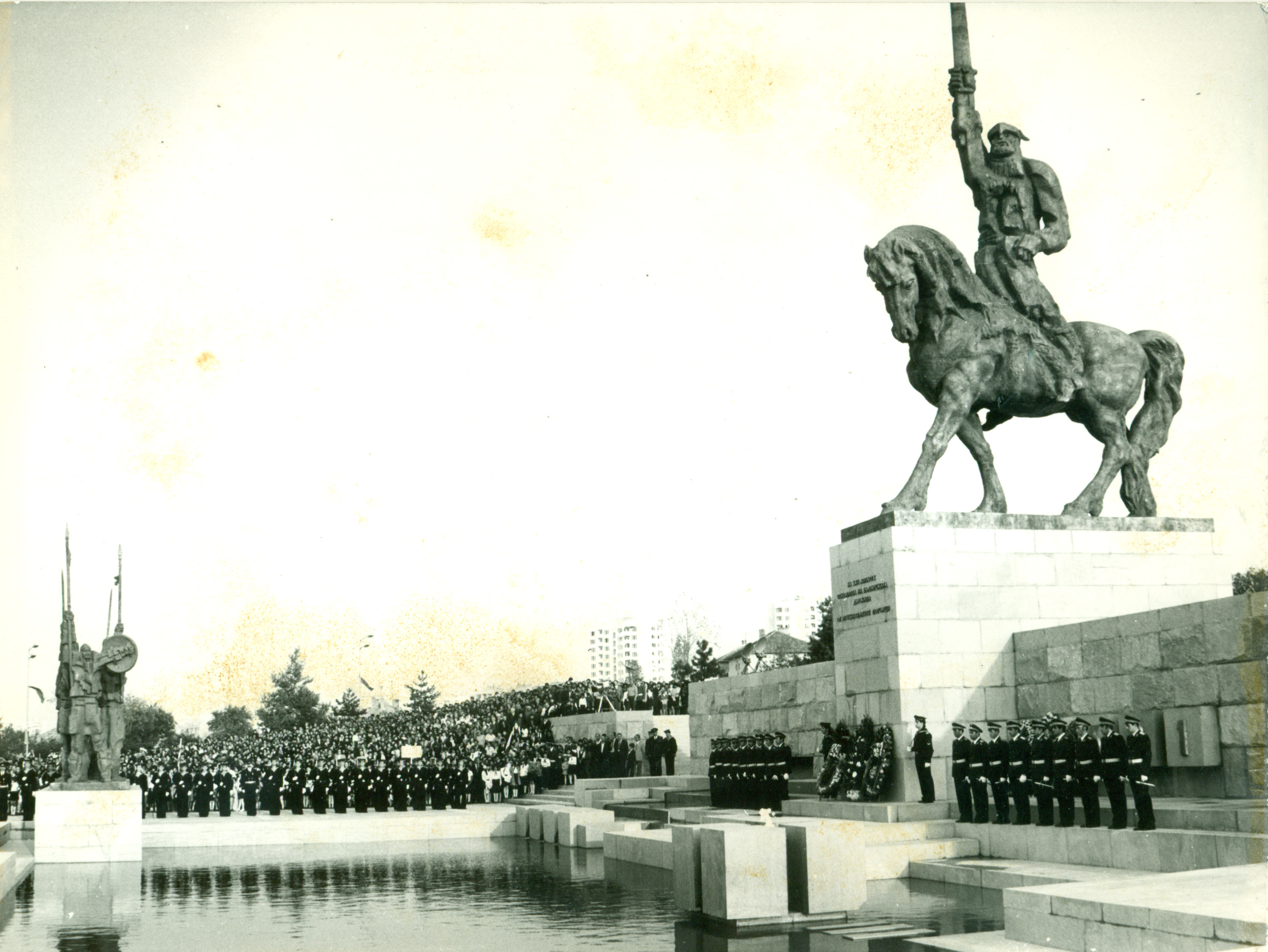 Паметник на хан Аспарух в Добрич (1).jpg