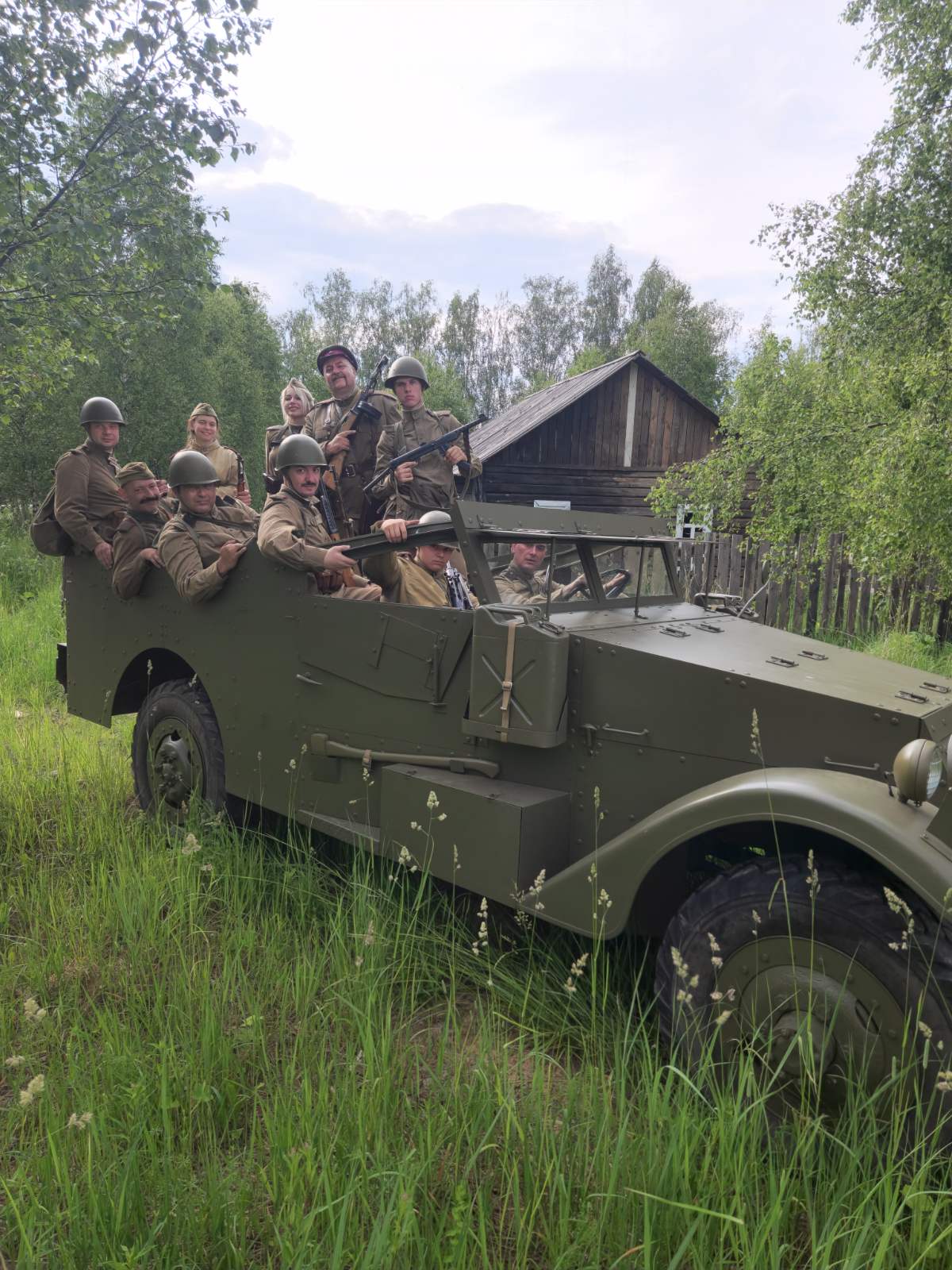 Възстановка на освобождаване на беларуско село. Червенормейците от 46-и пехотен Добрички полк пристигат с американски брониран автомобил „Скаут“ като подкрепление и решават изхода от сражението (1).jpg