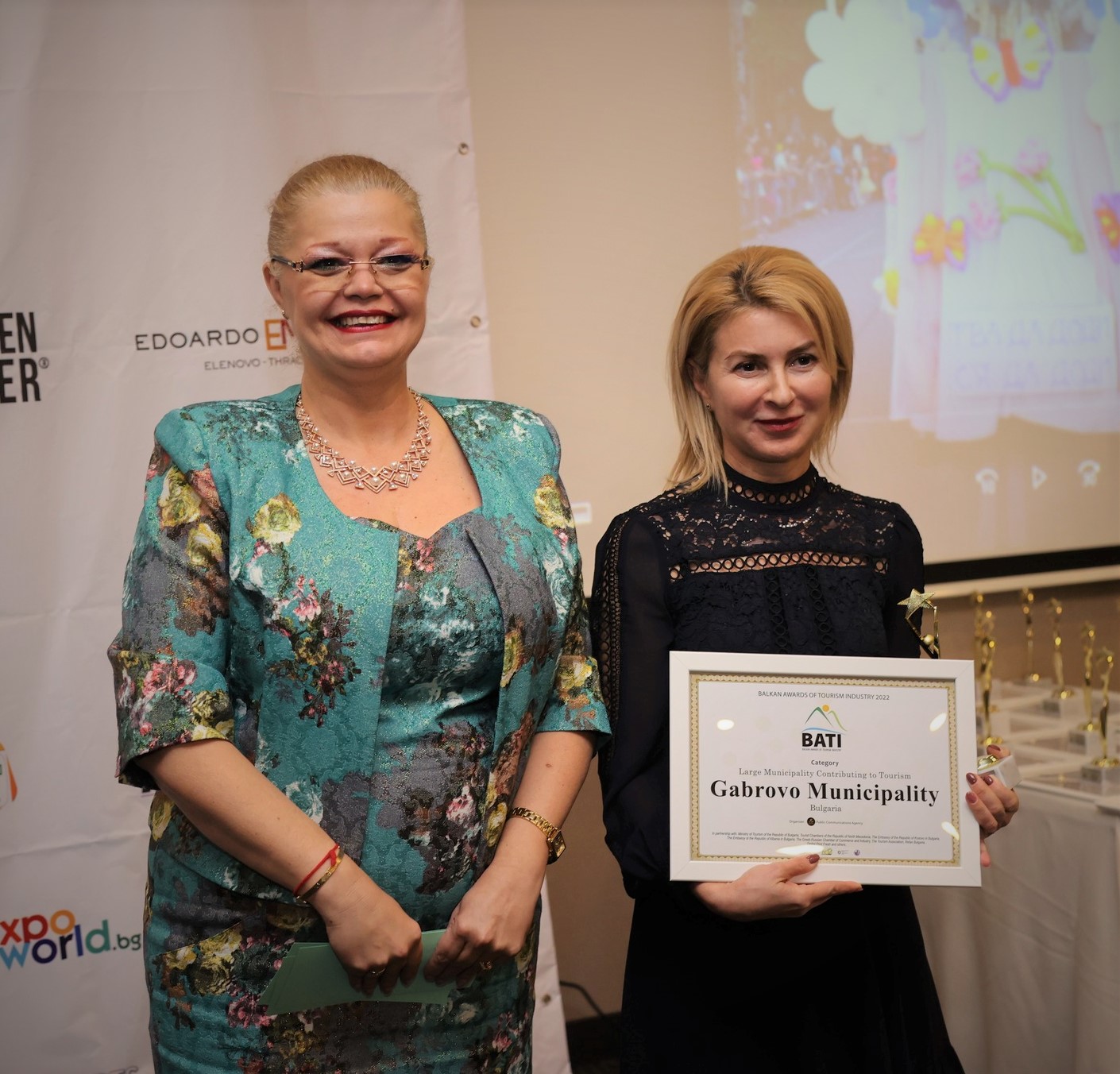 БАЛК ТУР НАГРАДИ - КМЕТ ГАБРОВО ПОЛУЧАВА ОТ ЛИЛЯНА АРСОВА.jpg