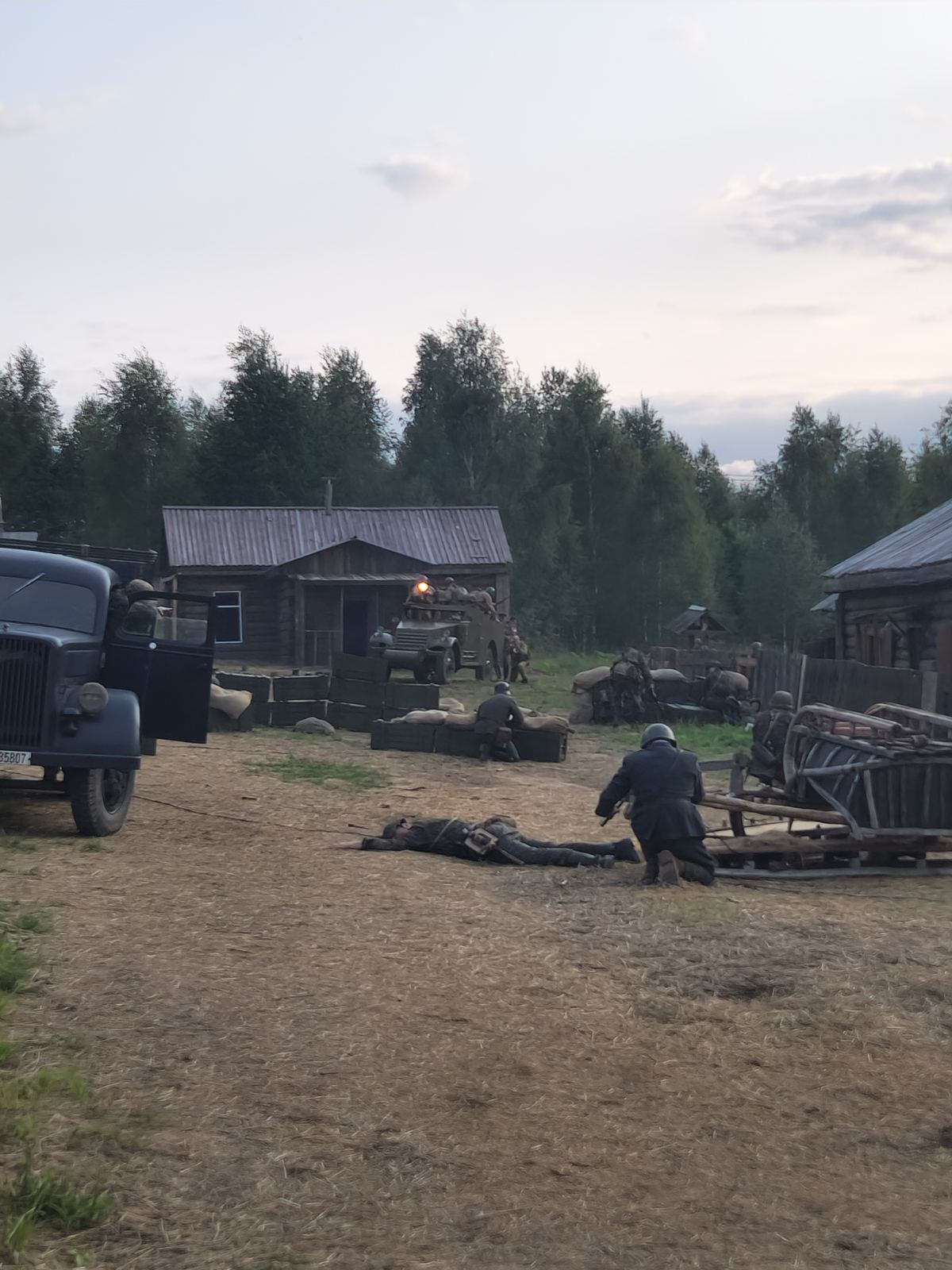 Възстановка на освобождаване на беларуско село. Червенормейците от 46-и пехотен Добрички полк пристигат с американски брониран автомобил „Скаут“ като подкрепление и решават изхода от сражението (2).jpg