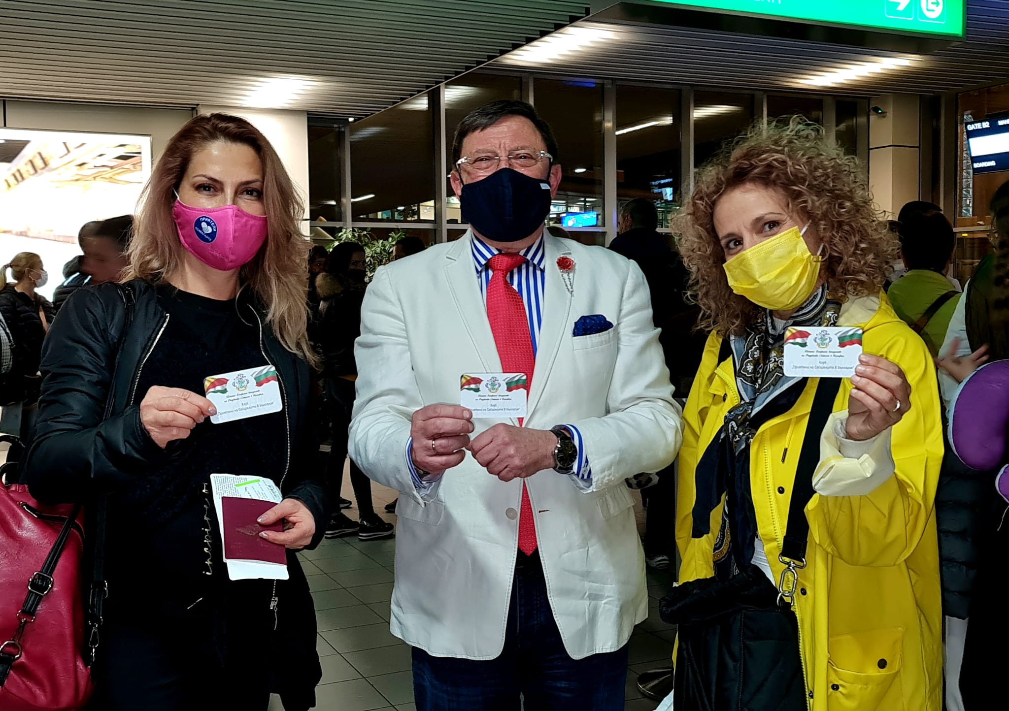 Г-н Максим Бехар раздава клубни карти 'Приятели на Сейшели в България' на заминаващите български туристи от летище София