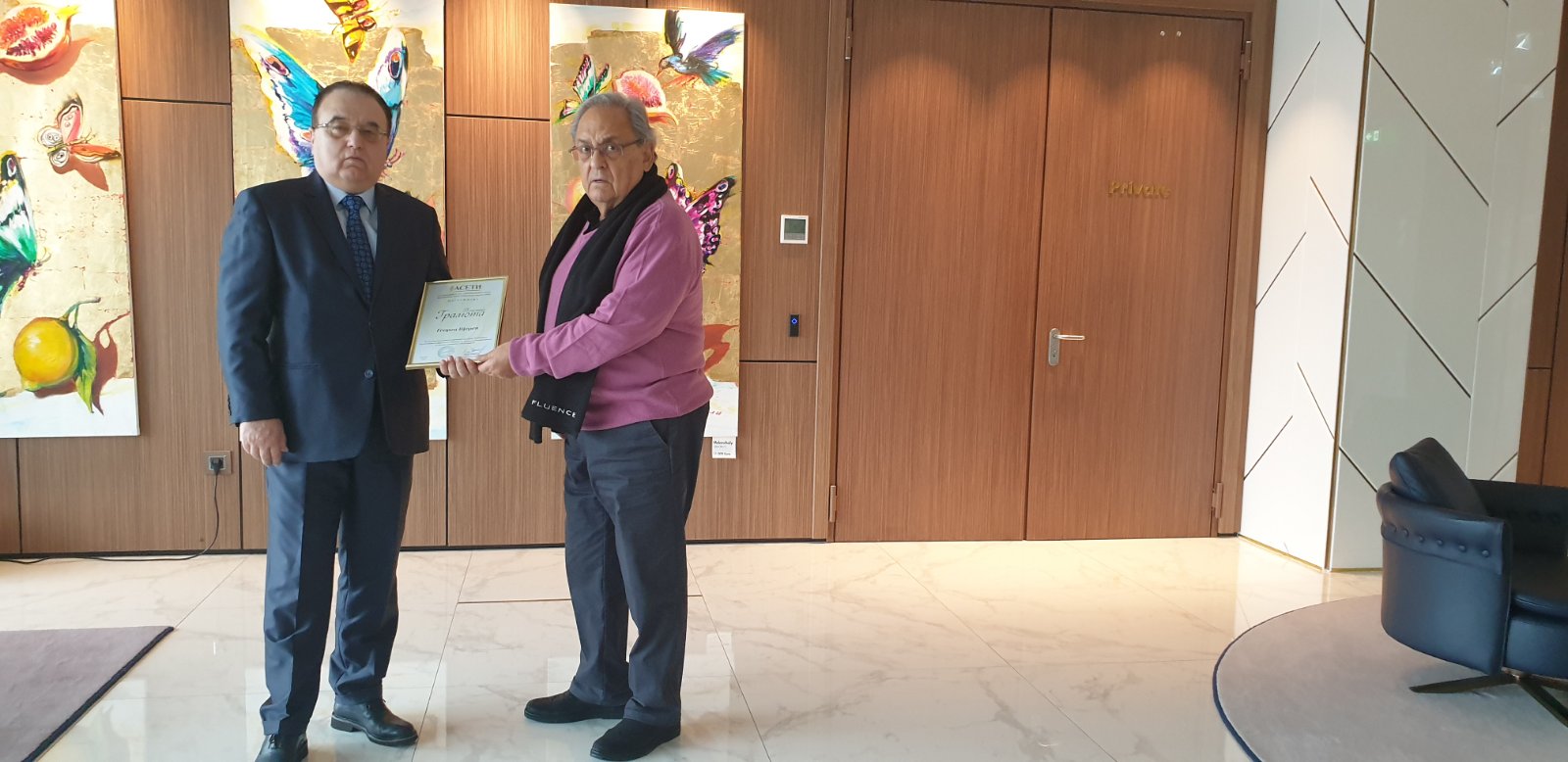 Председателят на БХРА Георги Щерев с награда от АСЕТИ.jpg