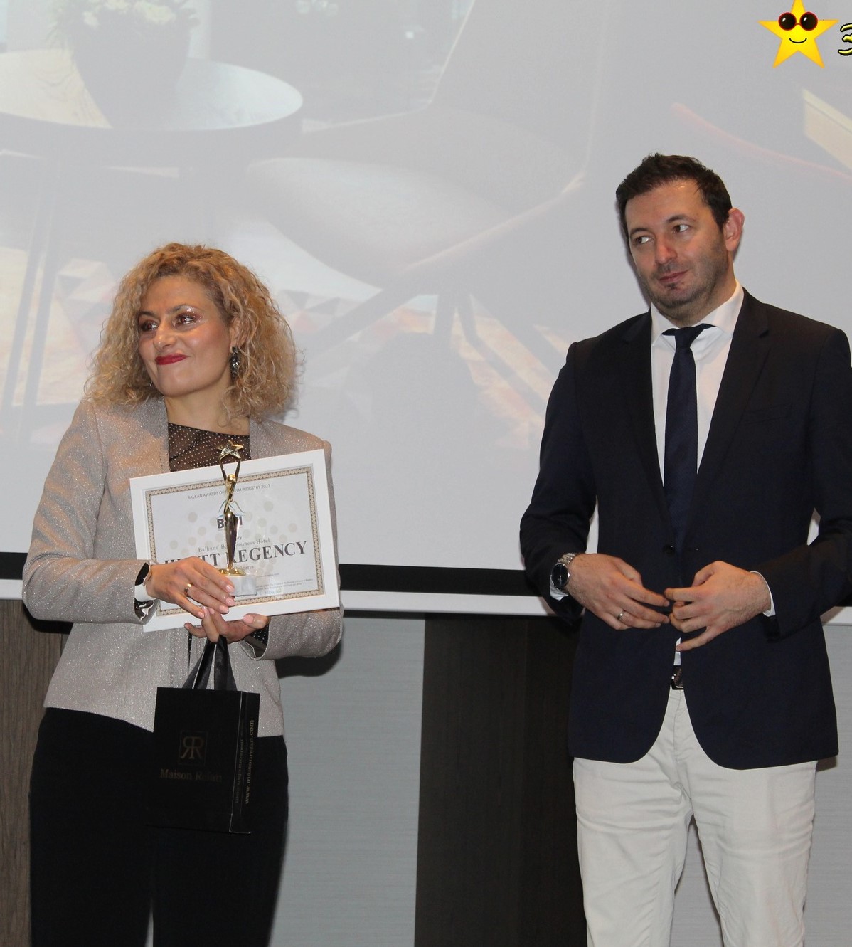 ЗАМ КМЕТ ВРЪЧВА НА ХАЯТ.jpg