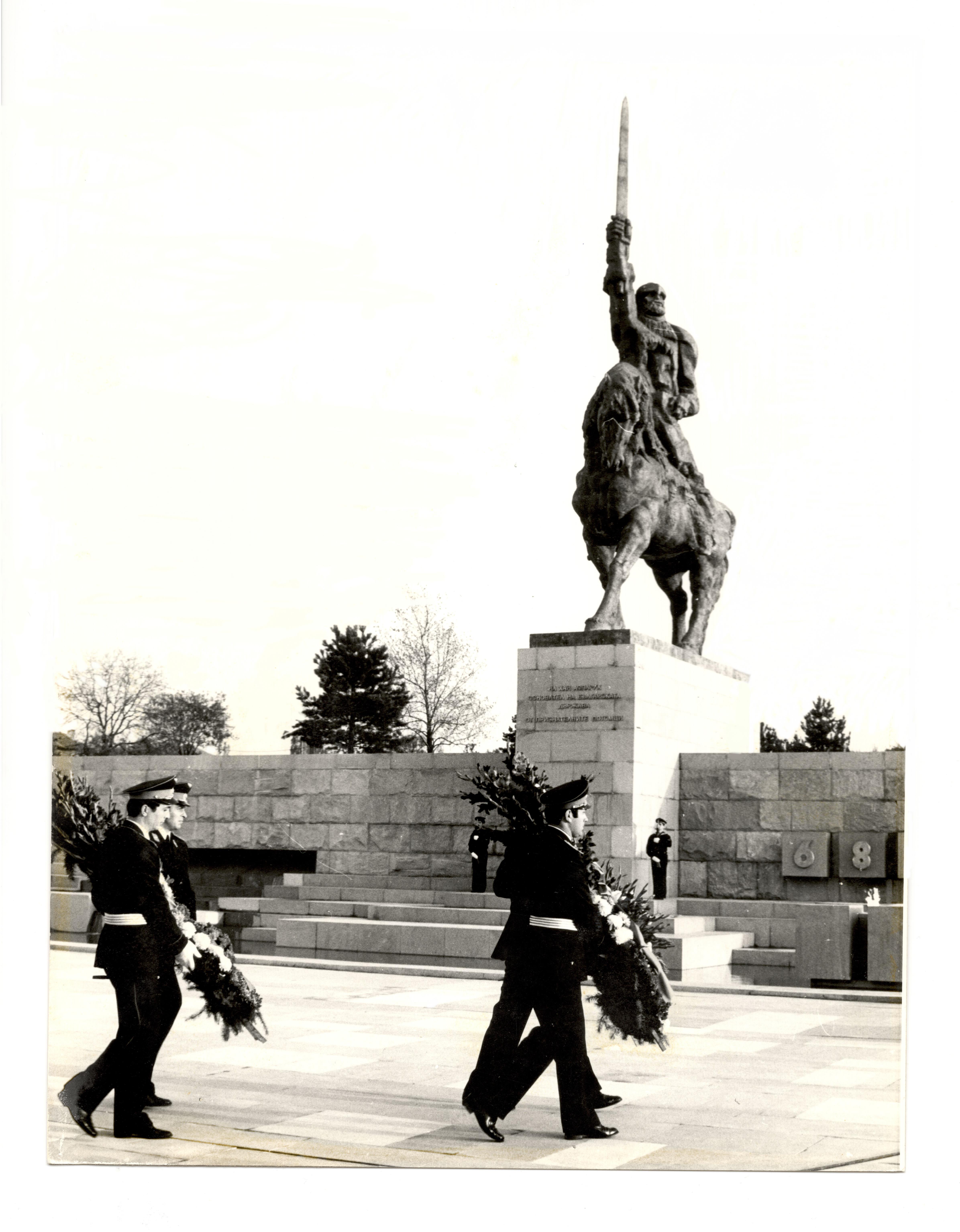 Паметник на хан Аспарух в Добрич (2).jpg