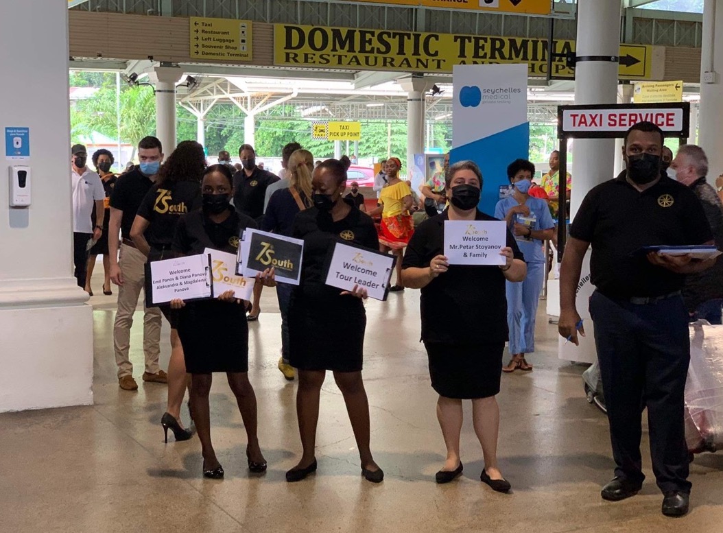 Официално посрещане на летището в Махе от представители на 7°South и техните екипи